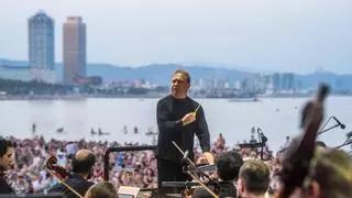 La OBC cautiva con una original sinfonía frente al mar en el Clàssica a la Platja