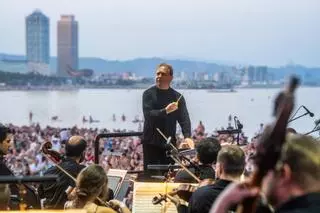 La Orquesta Sinfónica de Barcelona y Nacional de Cataluña (OBC), dirigida por Ludovic Morlot, presenta en una nueva edición de "Clàssica a la platja"