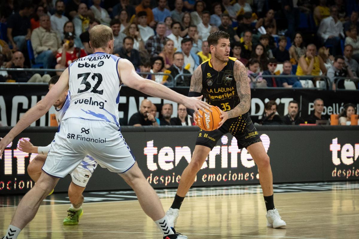 Fran Guerra busca a quién pasar en el partido del CB Canarias ante el Bilbao Basket.