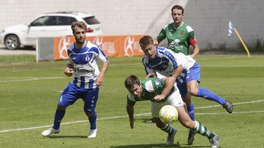 Una acción del partido entre el Avilés y el Llanes en el Suárez Puerta.