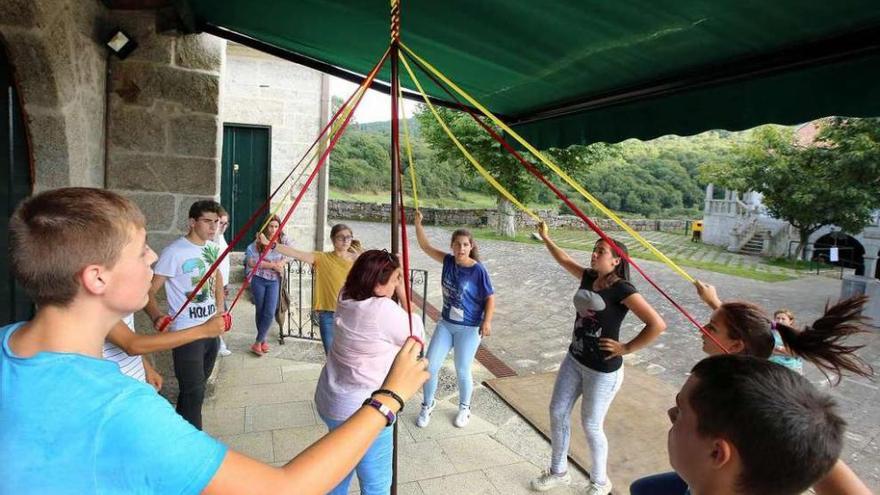 Los niños de la parroquia, ensayando las danzas que interpretarán en la romería. // A. Hernández