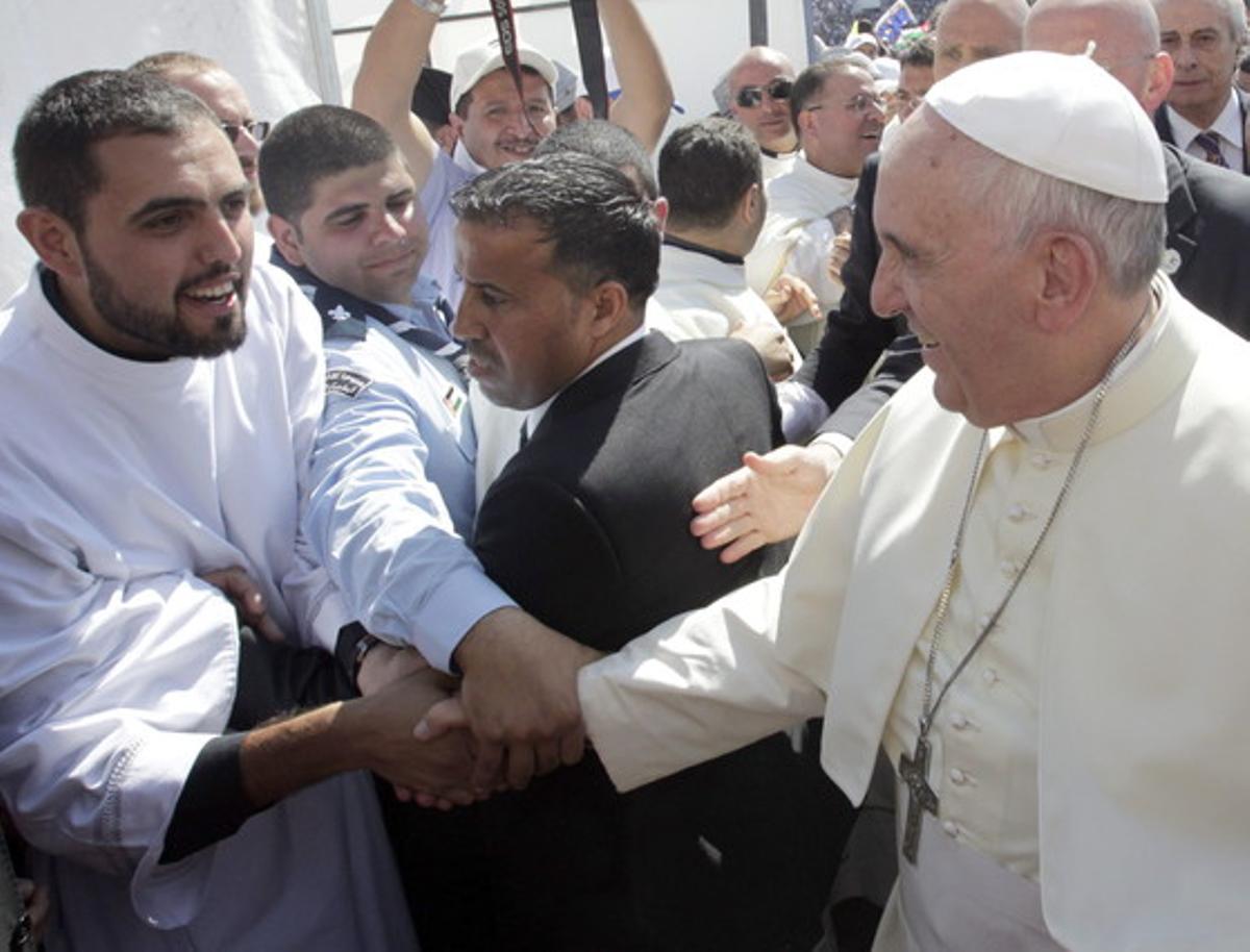 El Papa saluda un jove capellà, aquest dissabte, abans de la missa a l’estadi d’Amman.