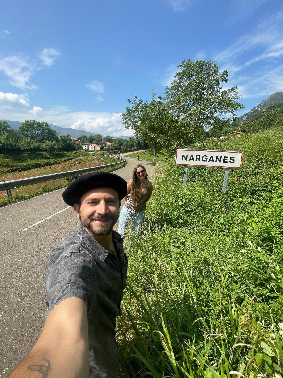 Jesús Vega con su esposa María José Hansen a la entrada del pueblo de Narganes, donde nació su abuelo