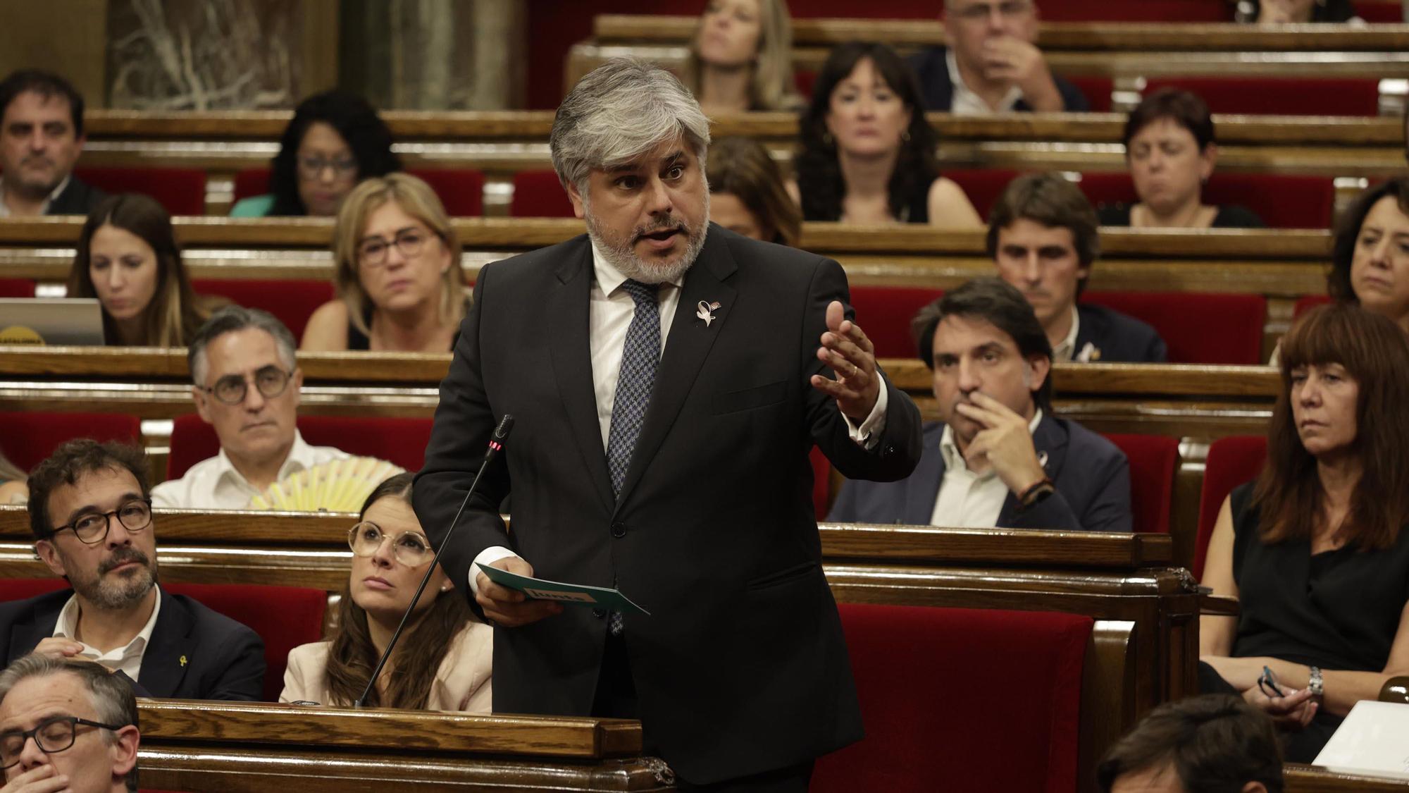 Albert Batet, en el pleno del Parlament de este martes.