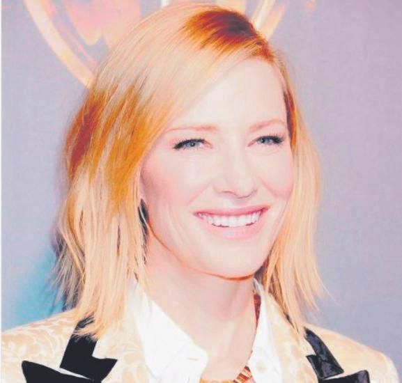 Kate Blanchett con maquillaje en tonos rosas.