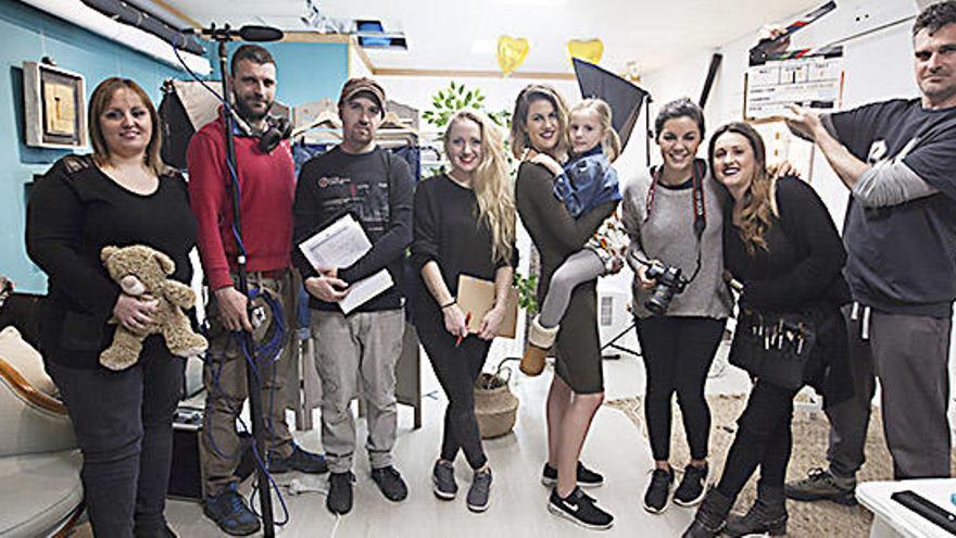 El equipo de rodaje, con Helher Escribano en el centro.