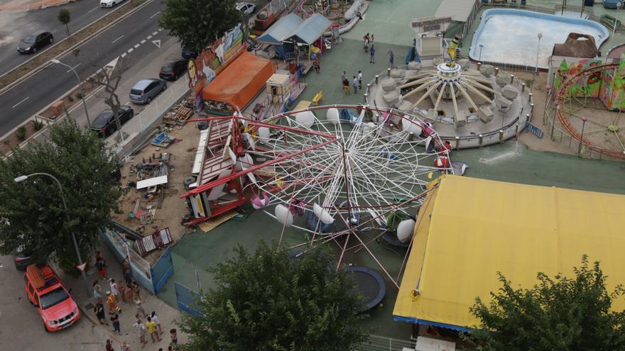 Una racha de viento derriba una noria de la feria de Gandia