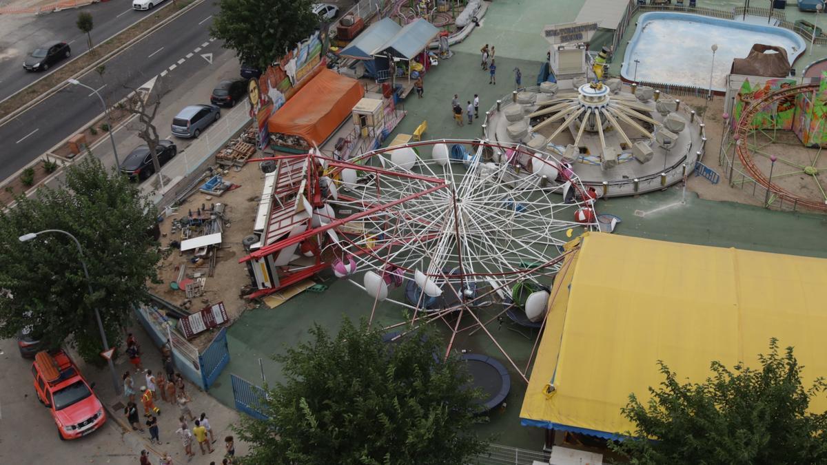 Una racha de viento derriba una noria de la feria de Gandia