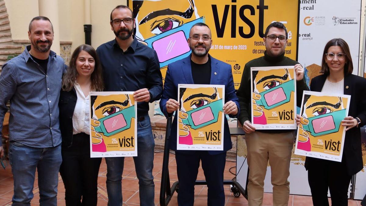 El alcalde de Vila-real, José Benlloch, junto al director de VIST, Sergi Tellols; y la edila Noelia Samblás y otros, en la presentación oficial del festival de cortos.