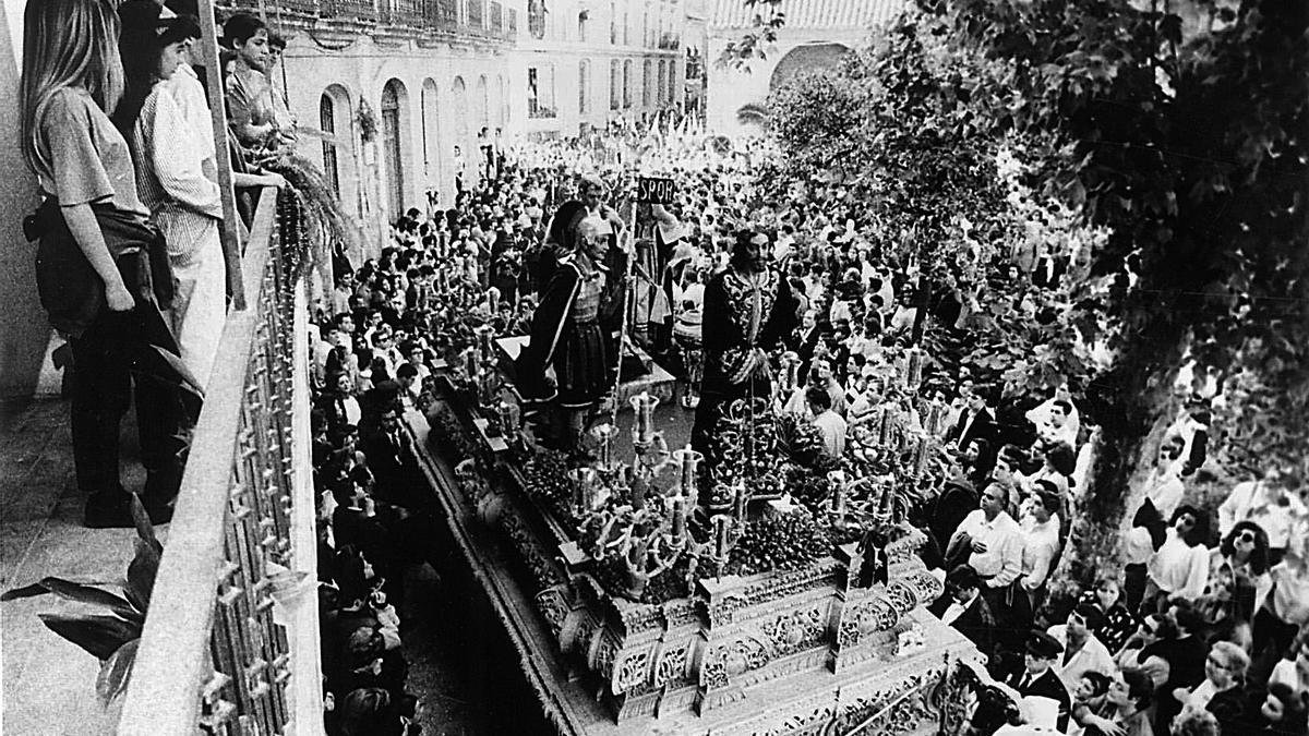 Pasos de misterio: Siguiendo el ejemplo de ciudades como Sevilla, en los años 40 se introducen en la Semana Santa cordobesa los primeros pasos de misterio.