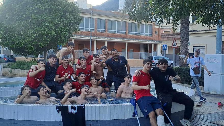 La UE Tavernes de la Valldigna sigue de celebraciones: Sus equipos juvenil "B" e infantil ascienden de categoría
