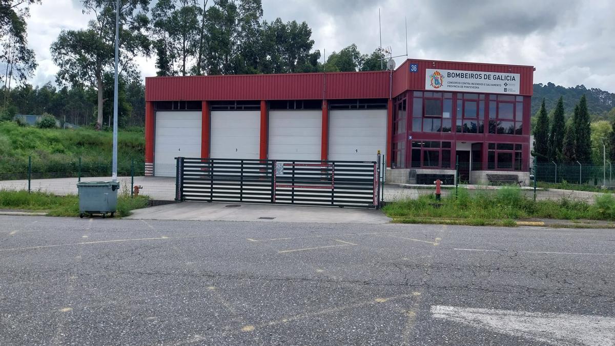 El parque de bomberos de O Morrazo, en Castiñeiras, ayer a mediodía completamente cerrado.