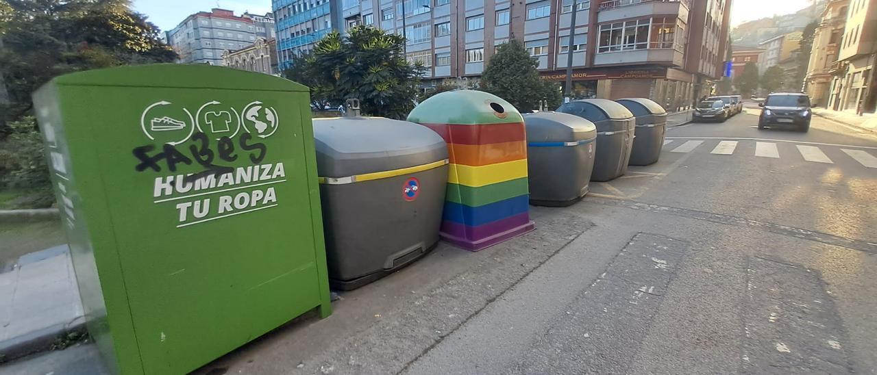Una batería de contenedores para reciclaje en Langreo. | D. M.