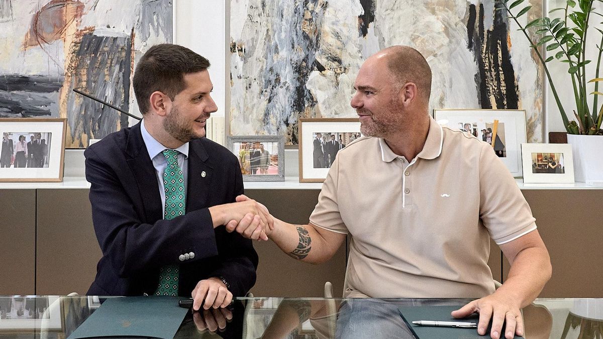 El alcalde Prieto y el presidente del club, Sergio González.