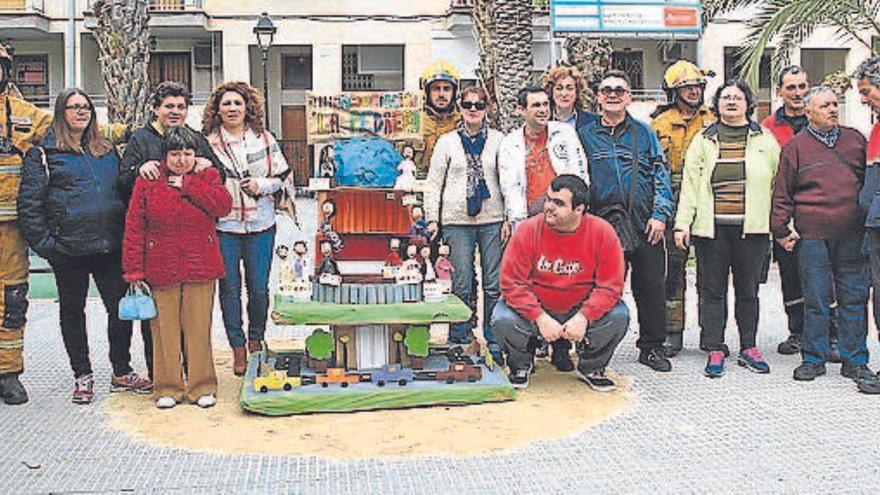 La Asociación La Pedrera disfruta de las fallas en la víspera de San José