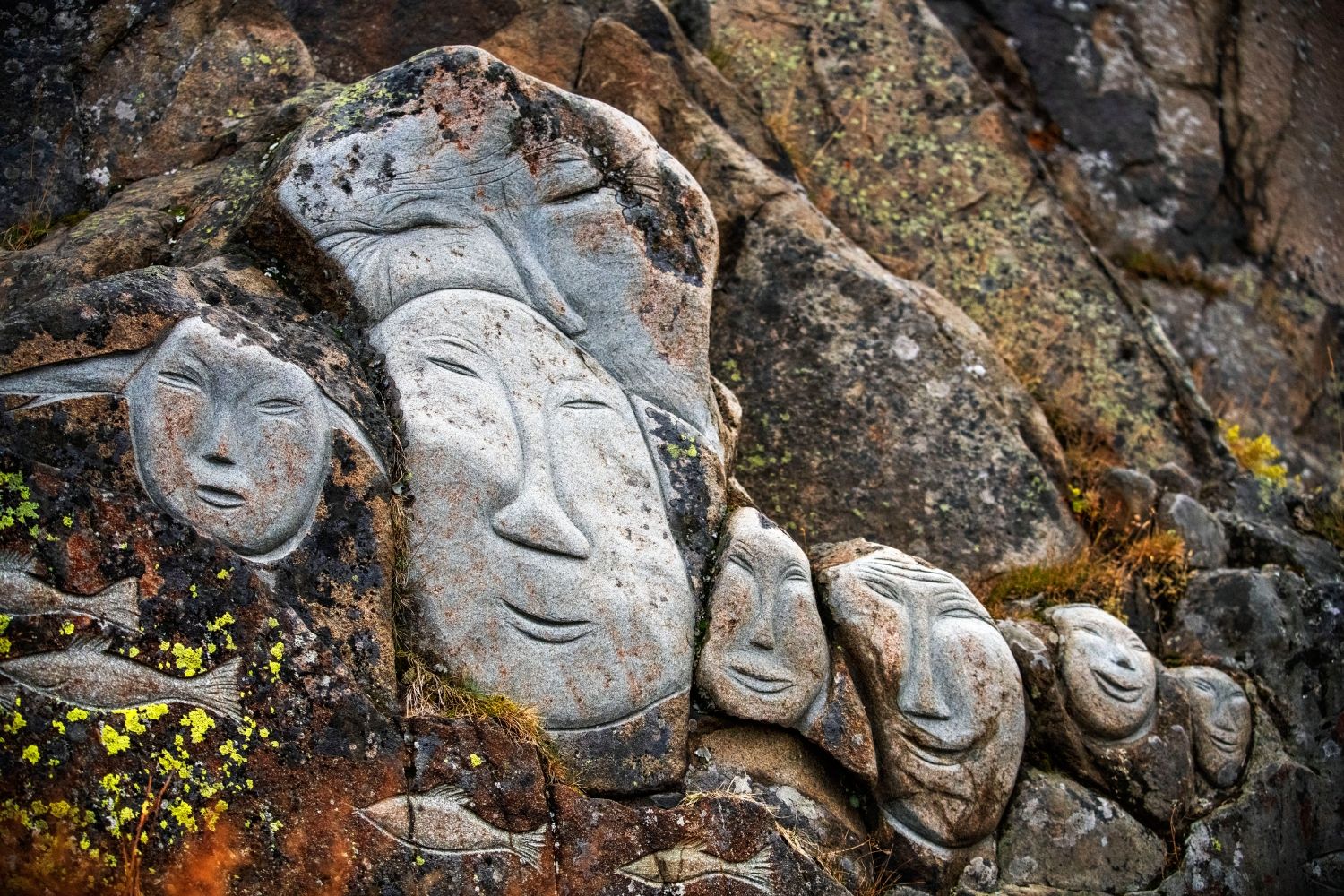 Escultura talllada en piedra en el pueblo de Qaqortoq