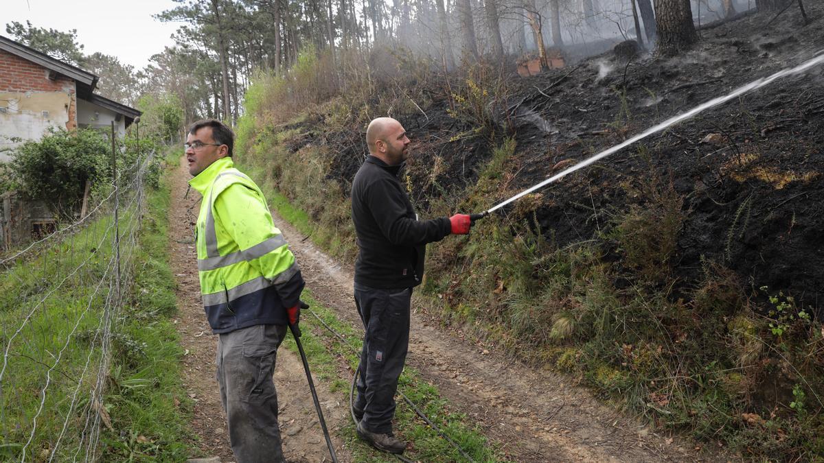 Trabajos de extinción de los incendios en Valdés