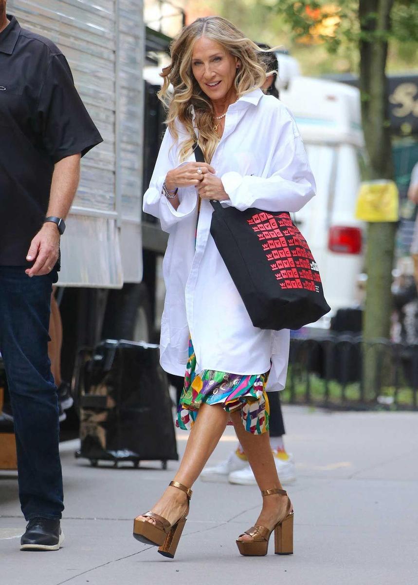 Sarah Jessica Parker con tote bag de la radio pública de nueva york