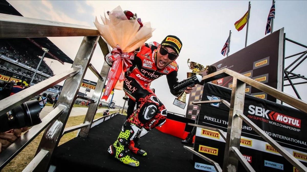 Álvaro Bautista, feliz, en las escaleras del podio de Buriram, en Tailandia, donde arrasó ayer en el Mundial de Superbikes.