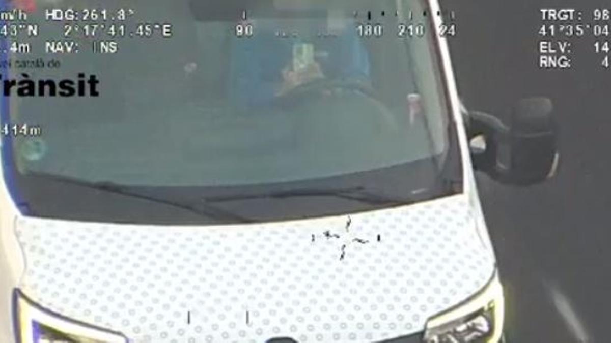 Imatge on es veu el conductor cometent la infracció.