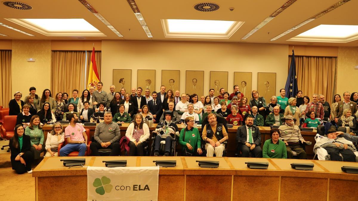 Los enfermos de ELA, en el congreso, con el zaragozano Jorge Murillo, en el centro.