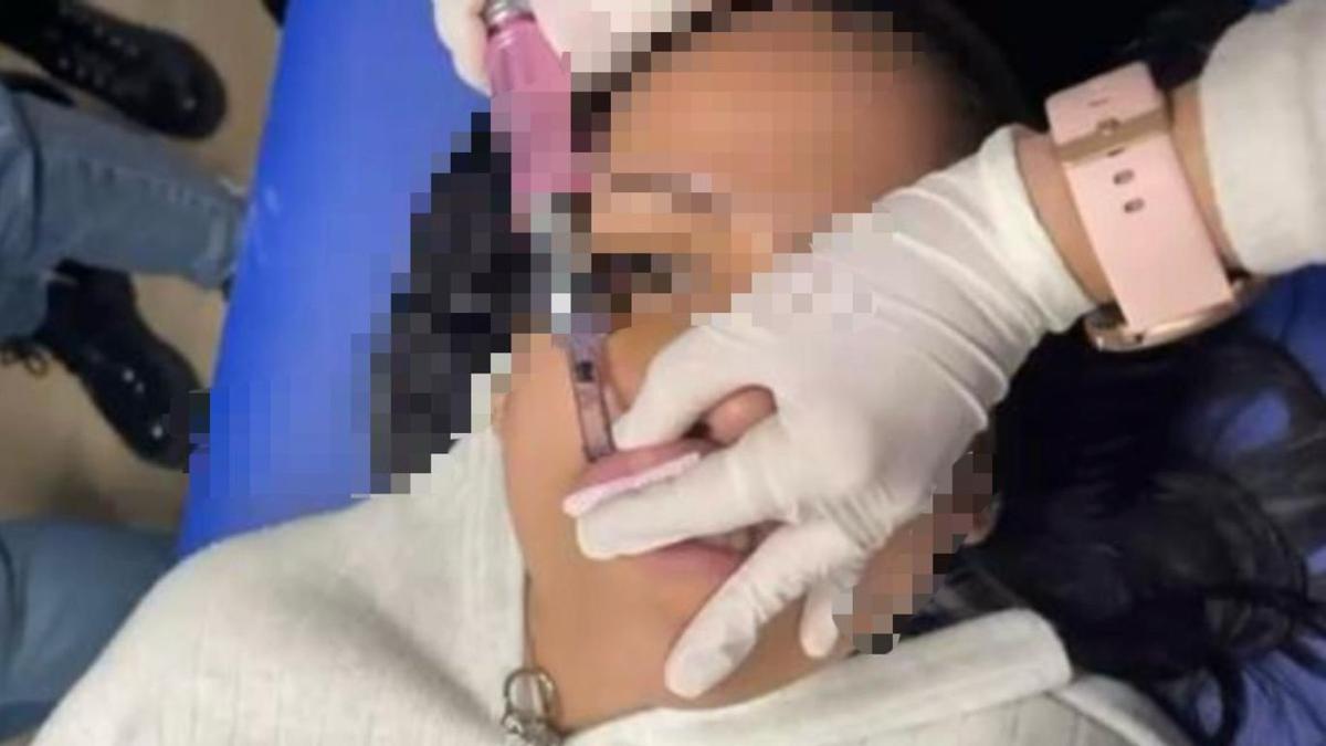 Imagen de uno de los cursos donde se enseñaba la técnica para aplicar ácido hialurónico.