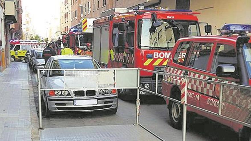 Un vecino de Castelló intoxicado al apagar un incendio en su vivienda