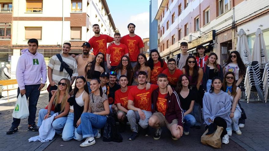 Lugo de Llanera disfruta ya de la remozada jira de Santufirme: de fiesta familiar a reunión de juventud