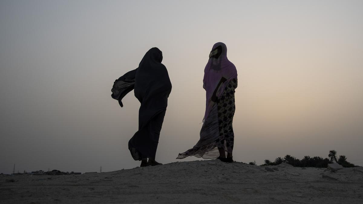 Dos adolescentes del centro de protección e inserción de menores que Save the Children tiene en Nuadibœ, Mauritania. 