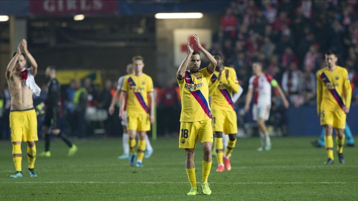 Los jugadores del Barça, tras el partido contra el Slavia