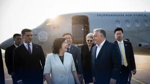 El Primer Ministro de Hungría, Viktor Orban, aterriza en su llegada a China este lunes