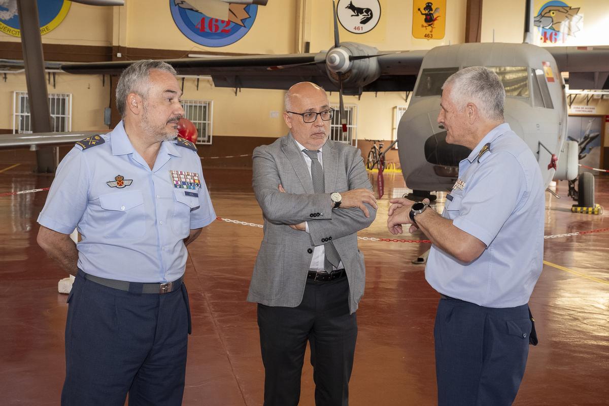 Antonio Morales con el Jefe del Mando Aéreo Francisco Javier Vidal, a la izquierda.