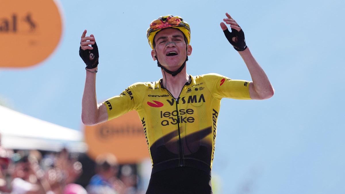 Sepp Kuss celebra su victoria en la 19ª etapa del Giro de Italia.