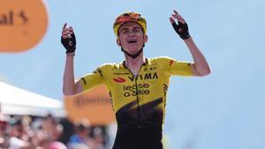 Sepp Kuss celebra su victoria en la 19ª etapa del Giro de Italia.