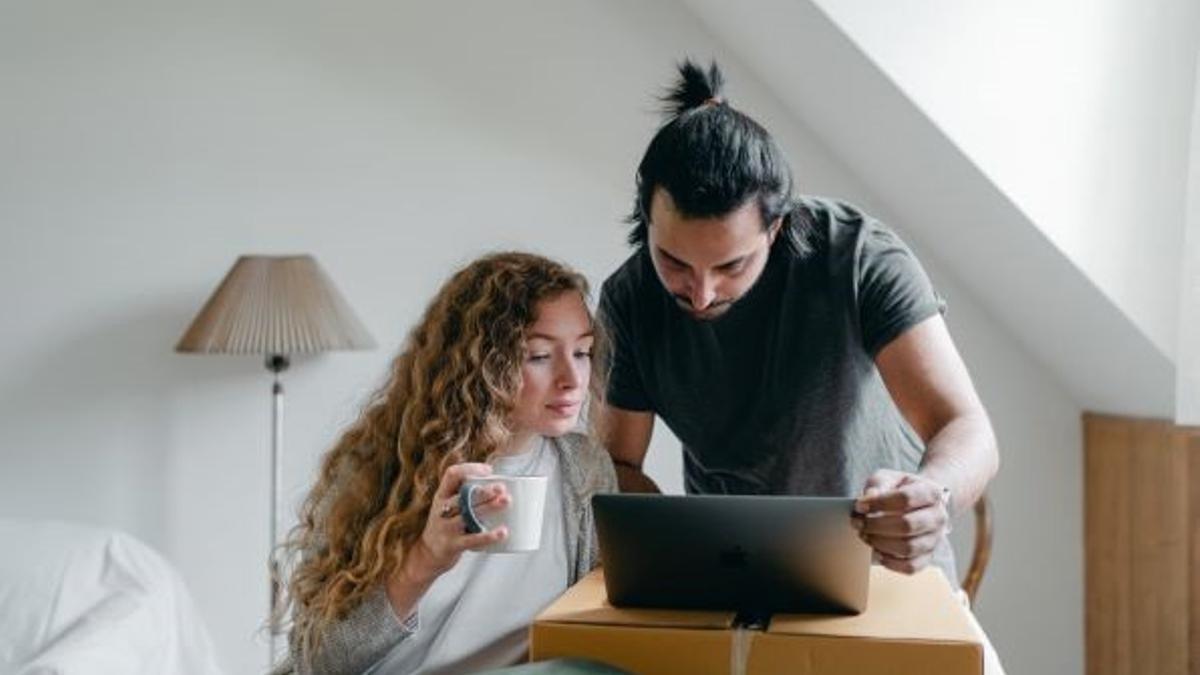Una pareja buscando hipoteca a través de Internet.