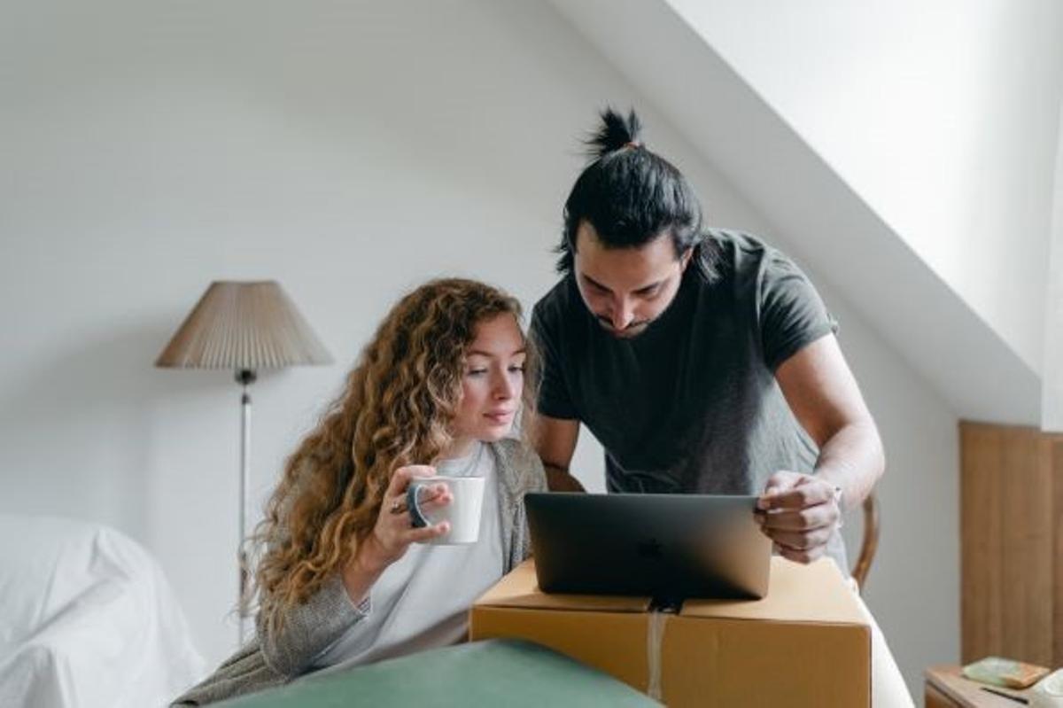 Una pareja buscando hipoteca a través de Internet.