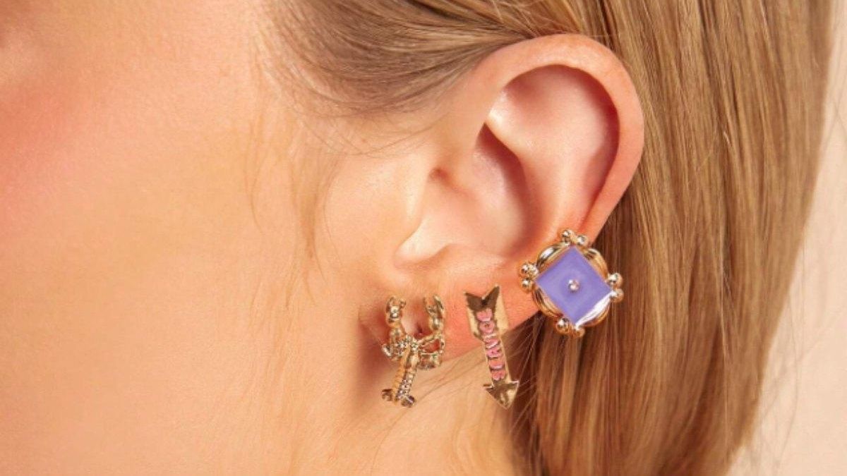 El set de pendientes que cualquier fan de 'Friends' necesita es, además, un chollo
