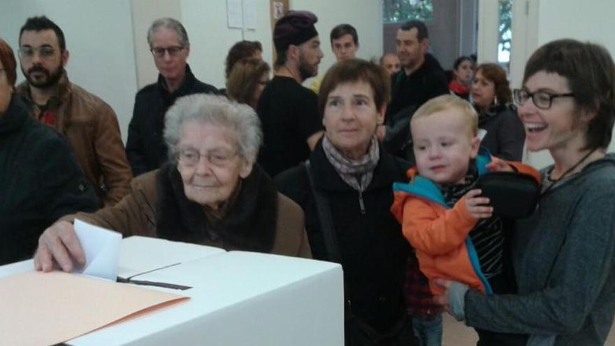 Una votant de 99 anys no perd l&#039;oportunitat de votar el 9-N