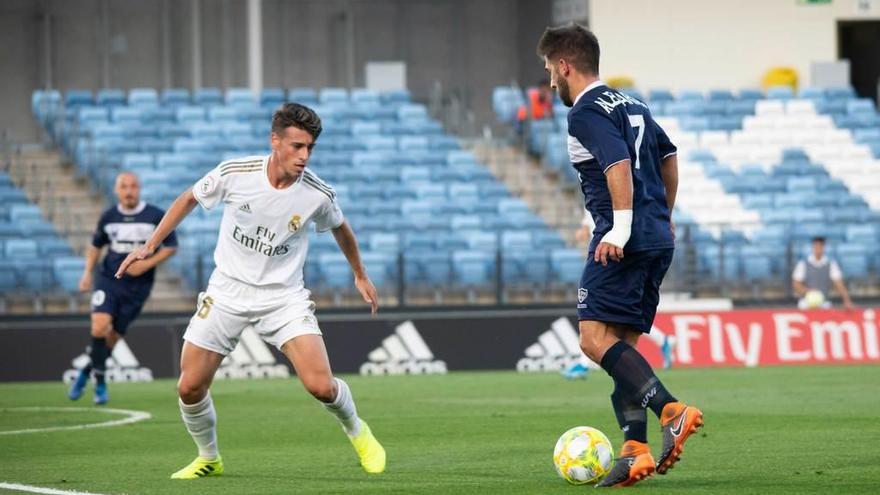 Álex Arias encara a un jugador del Castilla.