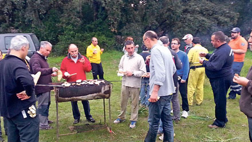 Los participantes en la jornada de limpieza, ayer.