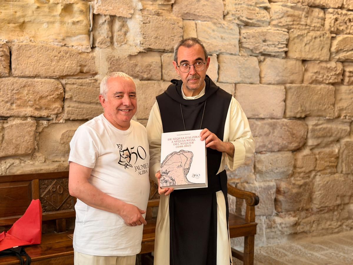 El regidor de Patrimoni, Xavi Pérez, va presentar a l’abat del Monestir, Rafel Barruè, les publicacions de l'Ajuntament amb motiu del 750 aniversari de la mort del rei.