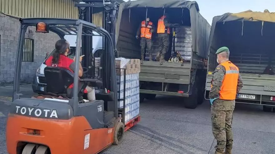 El Ejército ayuda a descargar 8 toneladas de comida para más de 300 usuarios