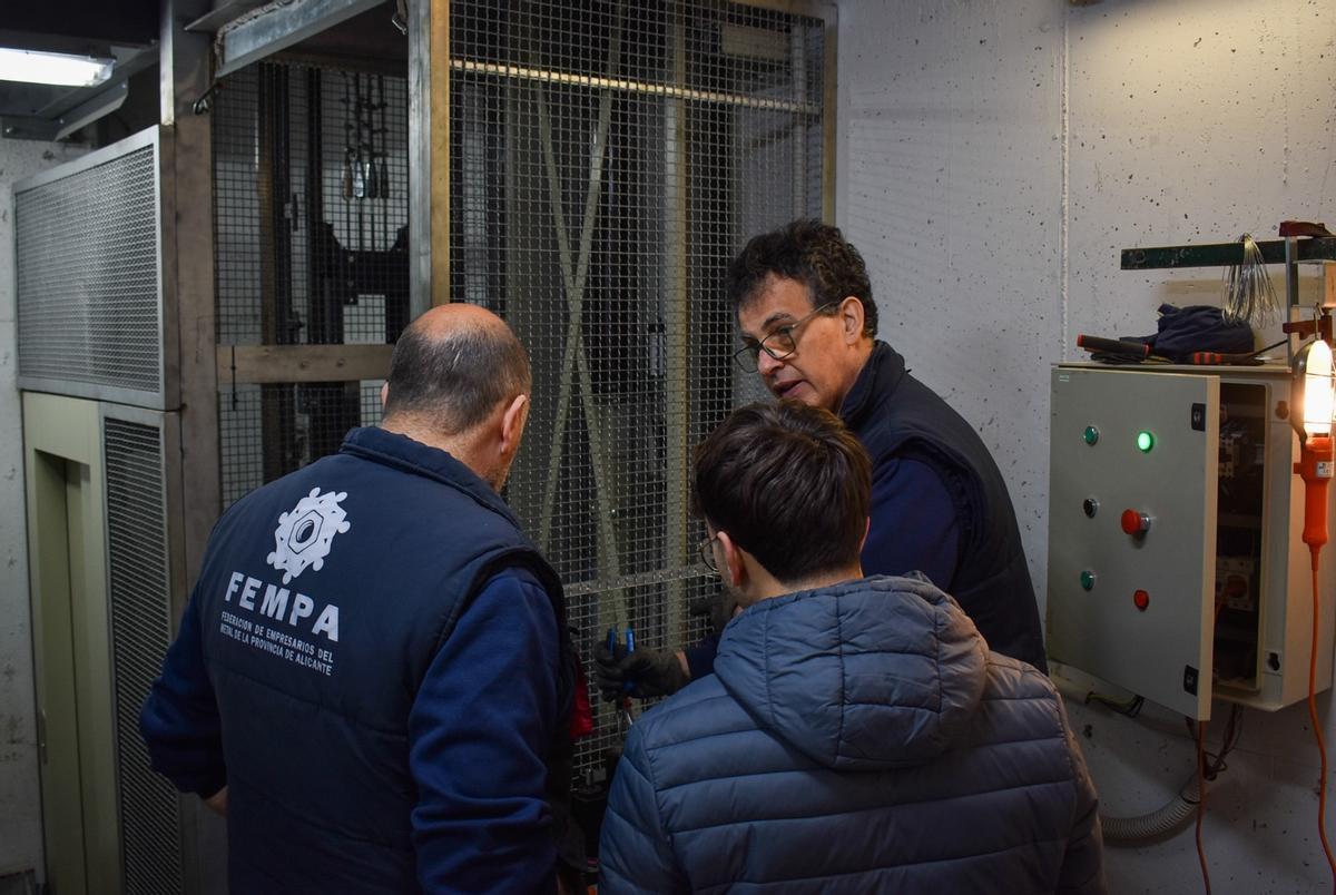 Un momento de las prácticas para ascensores en la escuela de Fempa en Alicante.