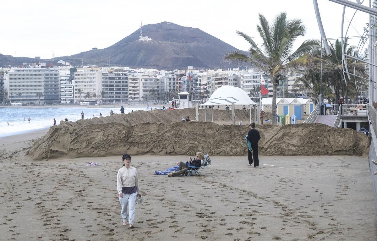 El muro de arena en La Puntilla protege las duchas y casetas de la Playa de Las Canteras.