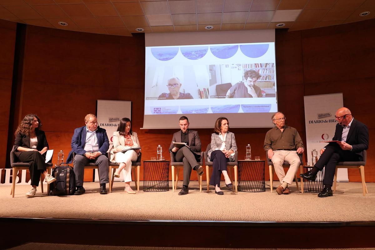 De izquierda a derecha, Cristina Martin, José Manuel Orengo, Maria Àngels Marí, Mariano Juan, Lourdes Ripoll, Eduard Clavell y Antoni Riera. En la pantalla, José Mª Romero y Guillem Colom-Montero.