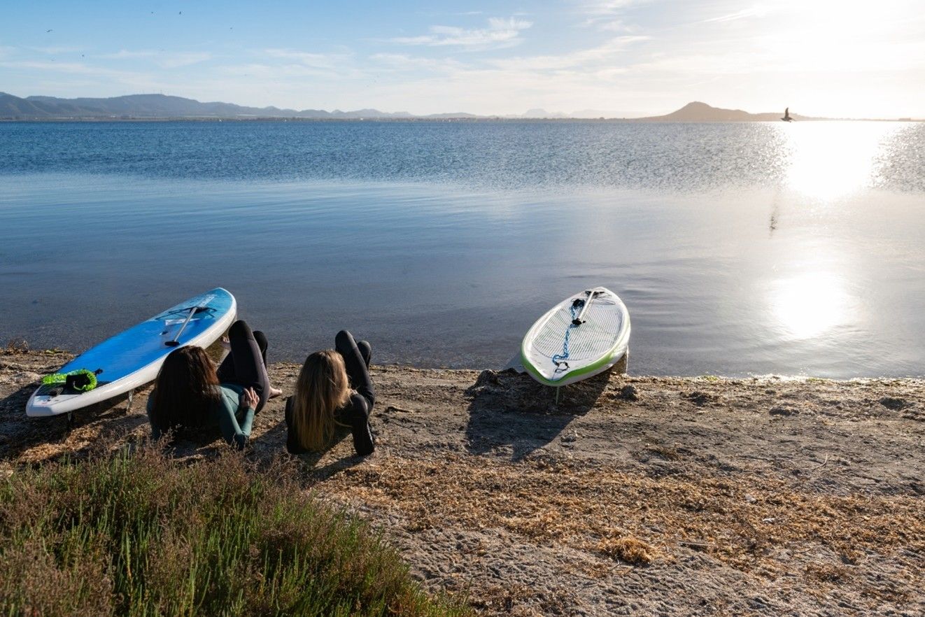 Chicas viendo el atardecer en el Mar Menor