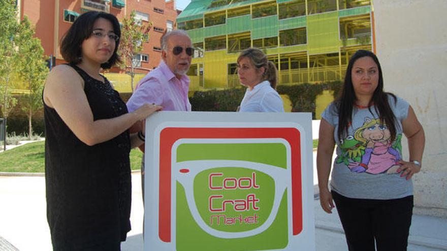 Las organizadoras del Alicante Cool Craft Market, junto al edil de Cultura Miguel Valor