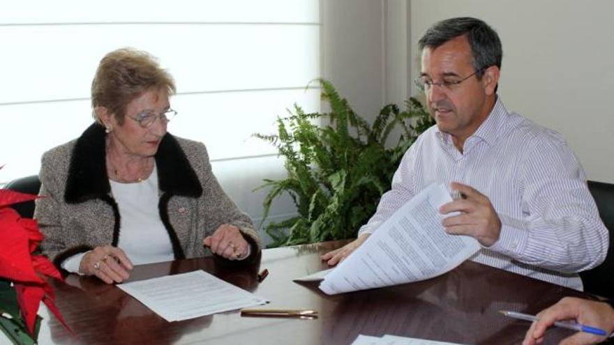 Firma del acuerdo entre José María García Urbano y María Carretero.