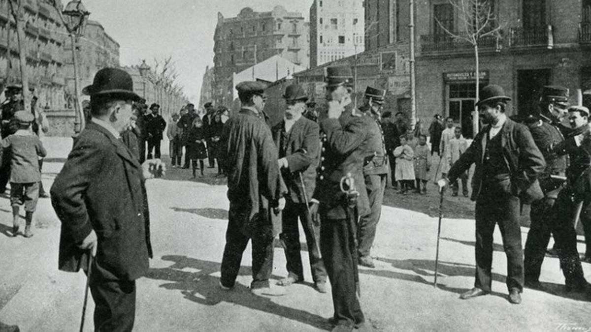 ambiente en la calle de Aragó, esquina Muntaner, en 1914.