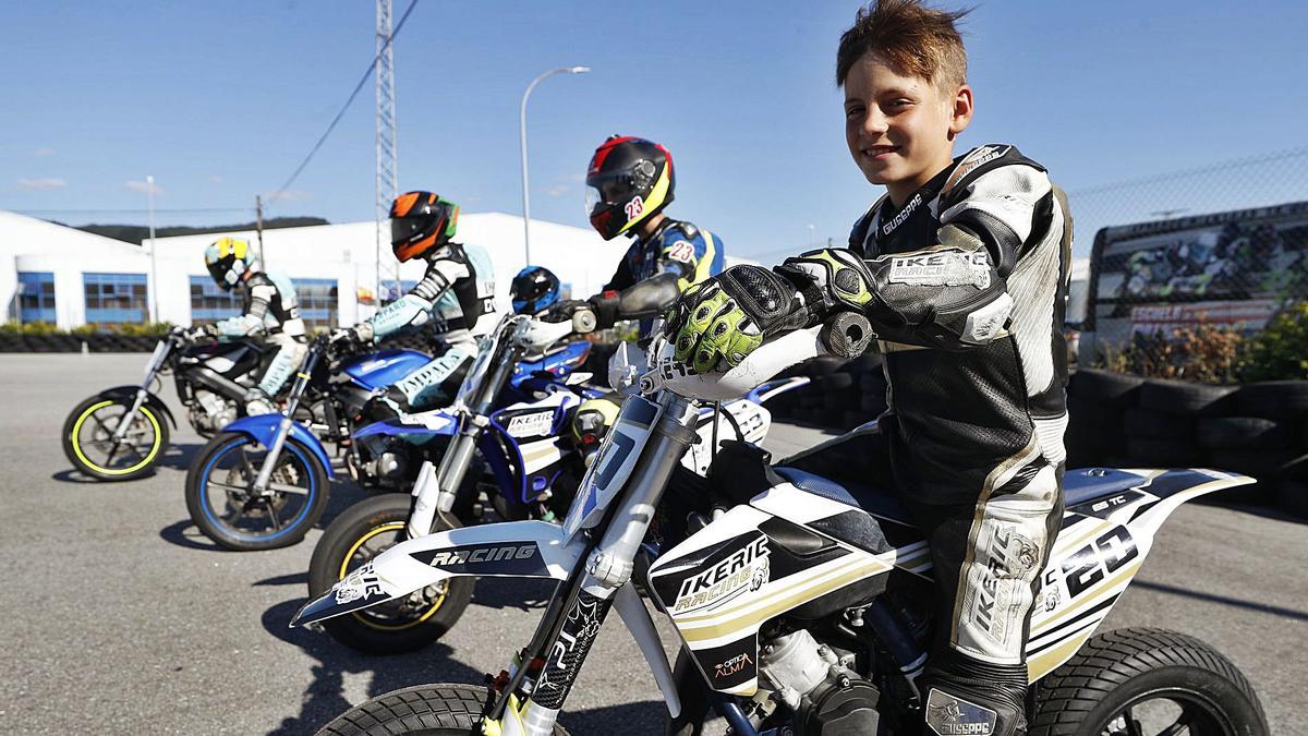 Iker Rodríguez, en primer término, ayer en el circuito de karts de Porriño. 